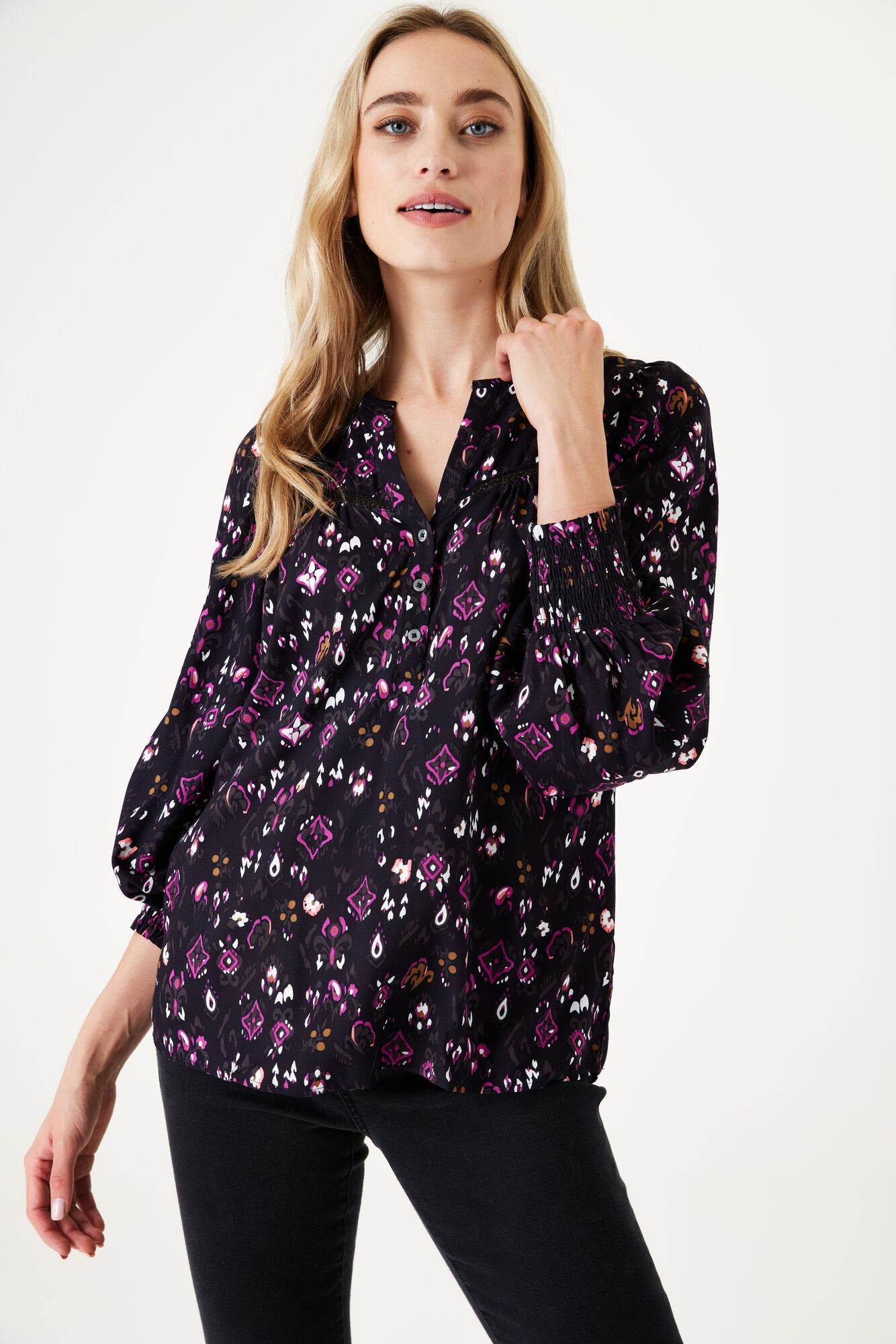 Blusa negra estampada de flores Garcia Jeans Blusa negra estampada de flores Garcia Jeans